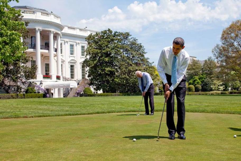 Con il vicepresidente Biden sul putting green della casa Bianca REUTERS